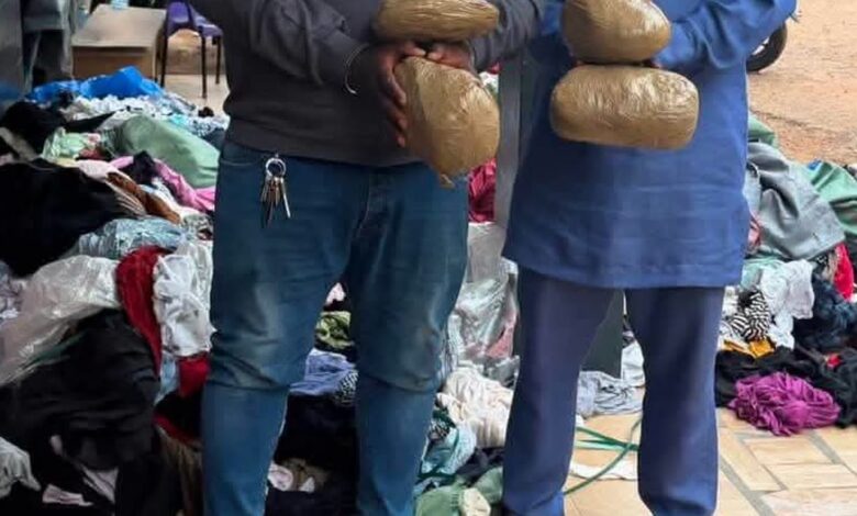 Des colis suspects saisis avec des vêtements au marché d’Asawase