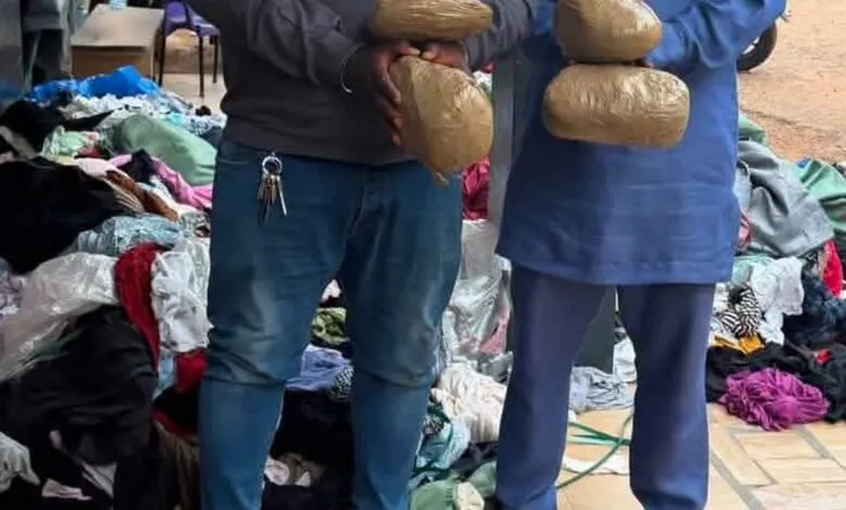 Des colis suspects saisis avec des vêtements au marché d’Asawase