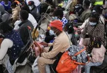 Des Ghanéens rapatriés d’Afrique du Sud attendent à l’aéroport d’Accra