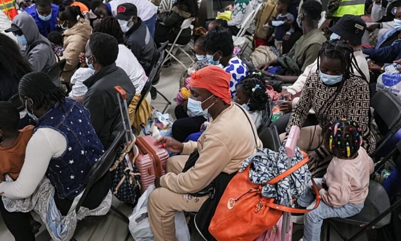 Des Ghanéens rapatriés d’Afrique du Sud attendent à l’aéroport d’Accra