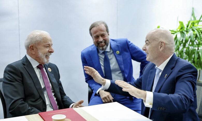 Gianni Infantino échange avec Luiz Inácio Lula da Silva