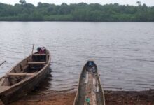 Deux pirogues traditionnelles au bord d’une lagune à Grand-Lahou