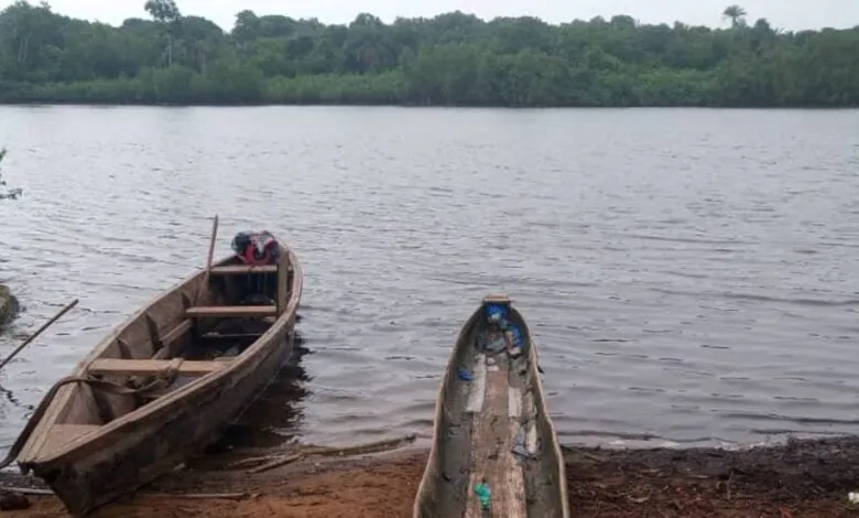 Deux pirogues traditionnelles au bord d’une lagune à Grand-Lahou