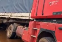 Camion-remorque sur une route en Guinée, image contextuelle d’archives