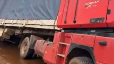Camion-remorque sur une route en Guinée, image contextuelle d’archives