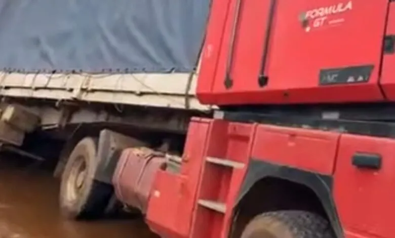 Camion-remorque sur une route en Guinée, image contextuelle d’archives