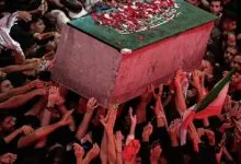 Cercueil d’Ali Khamenei porté par une foule à Karbala le 9 juillet 2026