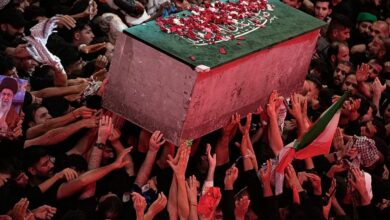 Cercueil d’Ali Khamenei porté par une foule à Karbala le 9 juillet 2026