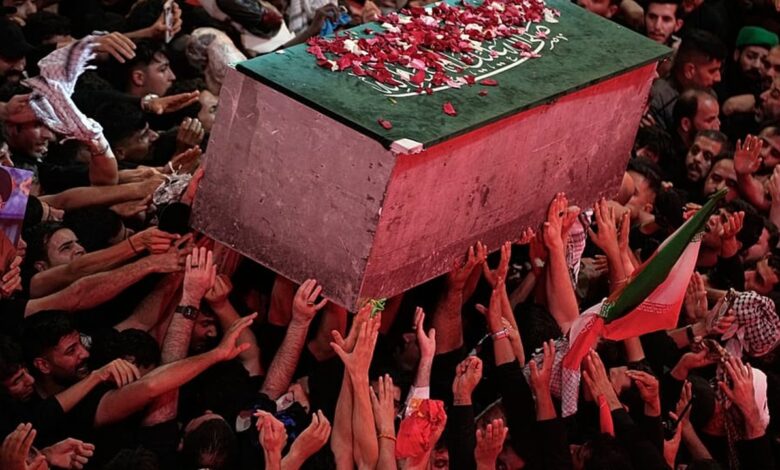 Cercueil d’Ali Khamenei porté par une foule à Karbala le 9 juillet 2026