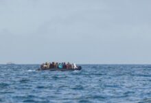 Des migrants traversent la Méditerranée à bord d’une embarcation pneumatique