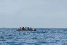 Des migrants traversent la Méditerranée à bord d’une embarcation pneumatique