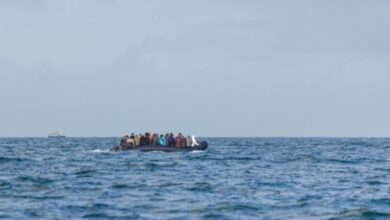 Des migrants traversent la Méditerranée à bord d’une embarcation pneumatique