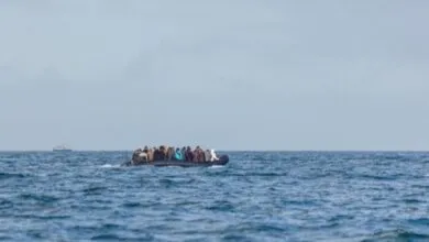 Des migrants traversent la Méditerranée à bord d’une embarcation pneumatique