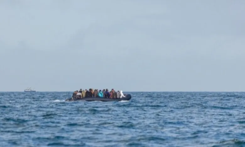 Des migrants traversent la Méditerranée à bord d’une embarcation pneumatique