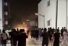 Manifestants réunis dans une rue de Tripoli la nuit