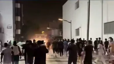 Manifestants réunis dans une rue de Tripoli la nuit