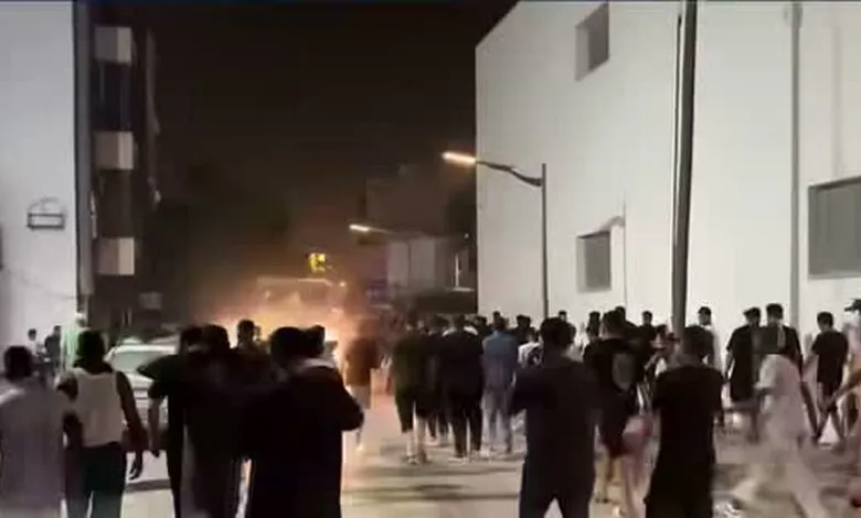 Manifestants réunis dans une rue de Tripoli la nuit