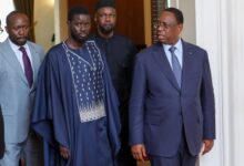 Bassirou Diomaye Faye et Macky Sall au palais présidentiel à Dakar