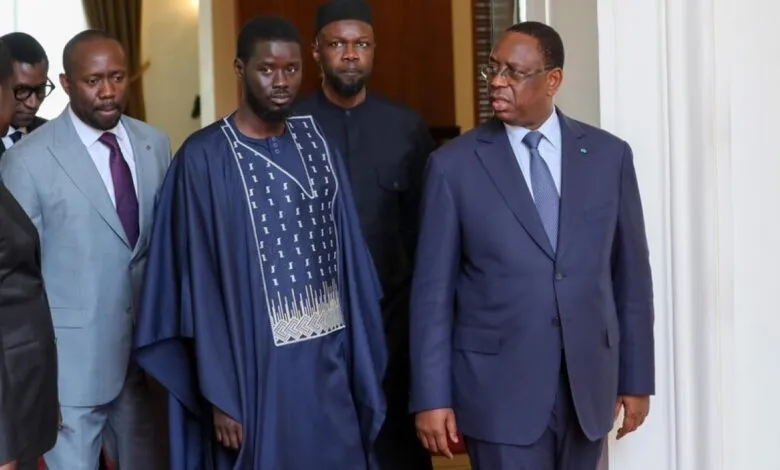 Bassirou Diomaye Faye et Macky Sall au palais présidentiel à Dakar