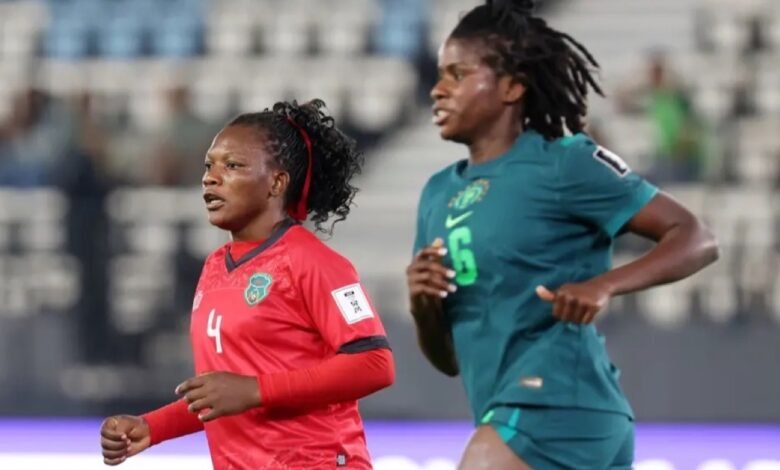 Une joueuse du Malawi face à une joueuse du Nigeria à la CAN féminine 2026