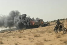 Un véhicule militaire en feu après l’embuscade contre un convoi près d’Anéfis au Mali