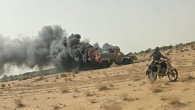 Un véhicule militaire en feu après l’embuscade contre un convoi près d’Anéfis au Mali