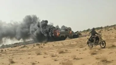 Un véhicule militaire en feu après l’embuscade contre un convoi près d’Anéfis au Mali