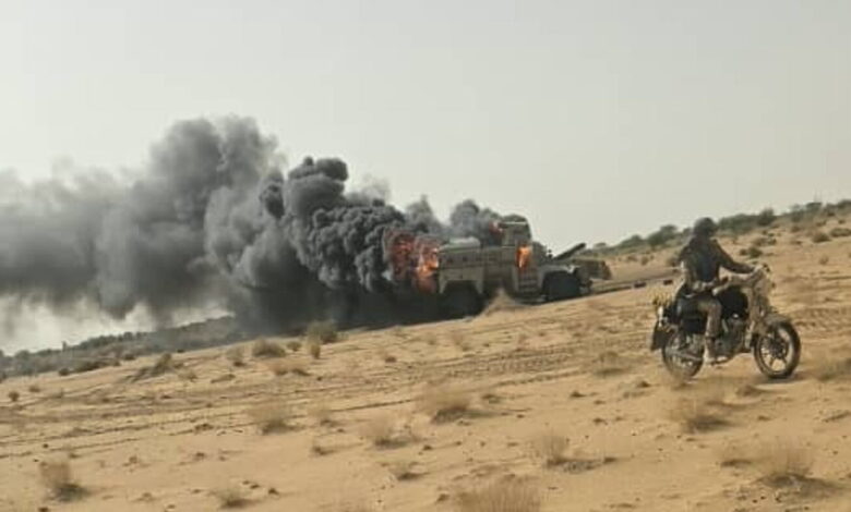 Un véhicule militaire en feu après l’embuscade contre un convoi près d’Anéfis au Mali