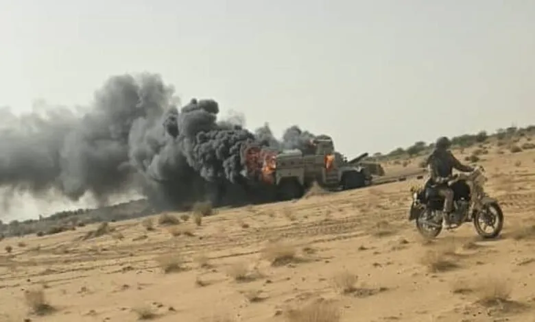 Un véhicule militaire en feu après l’embuscade contre un convoi près d’Anéfis au Mali