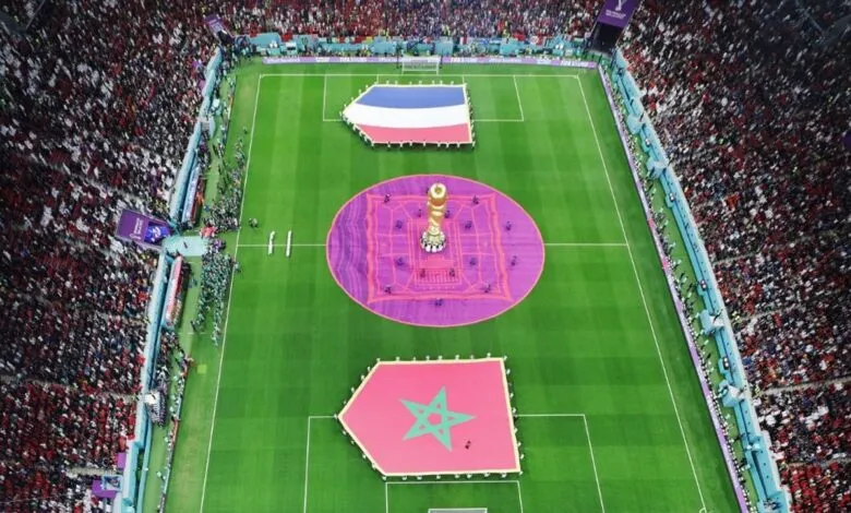 Drapeaux du Maroc et de la France sur la pelouse avant France-Maroc au Mondial