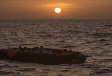 Une embarcation de migrants navigue sur l’océan Atlantique