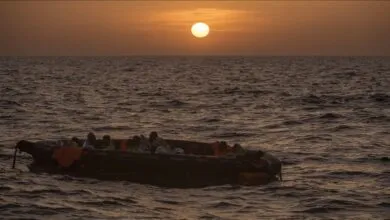 Une embarcation de migrants navigue sur l’océan Atlantique