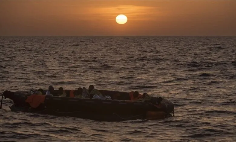 Une embarcation de migrants navigue sur l’océan Atlantique