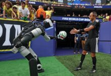 Le robot humanoïde Atlas remet le ballon cérémoniel lors du Mondial 2026