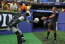 Le robot humanoïde Atlas remet le ballon cérémoniel lors du Mondial 2026