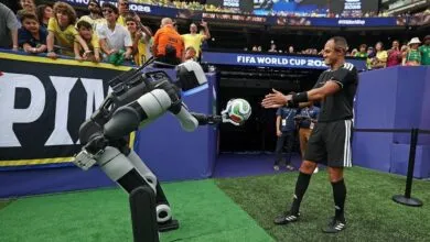 Le robot humanoïde Atlas remet le ballon cérémoniel lors du Mondial 2026