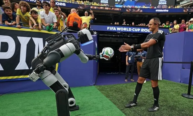 Le robot humanoïde Atlas remet le ballon cérémoniel lors du Mondial 2026