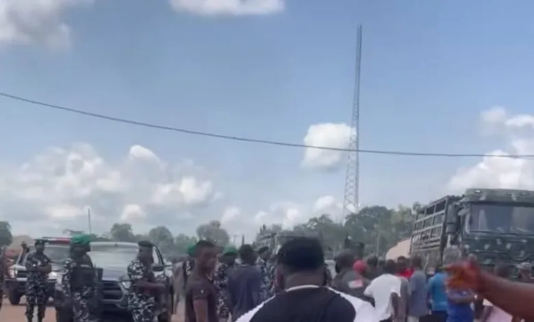 Forces de sécurité et habitants après les attaques à Otukpo dans l’État de Benue
