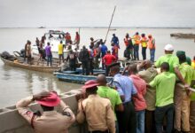 Des équipes de secours et plusieurs embarcations sur un plan d’eau au Nigeria