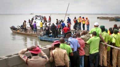 Des équipes de secours et plusieurs embarcations sur un plan d’eau au Nigeria