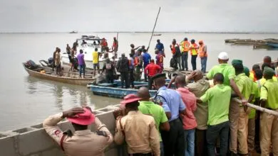 Des équipes de secours et plusieurs embarcations sur un plan d’eau au Nigeria