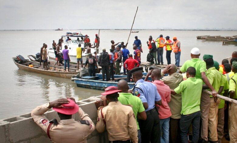 Des équipes de secours et plusieurs embarcations sur un plan d’eau au Nigeria