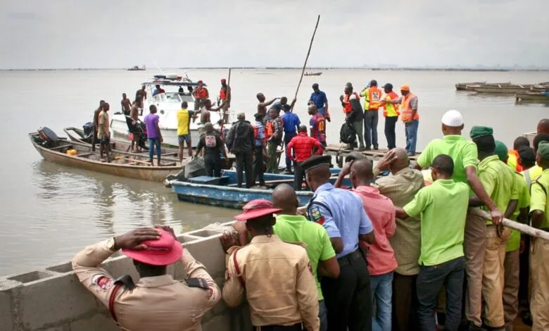 Des équipes de secours et plusieurs embarcations sur un plan d’eau au Nigeria