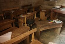 Salle de classe vide dans une école au Nigeria