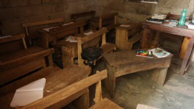 Salle de classe vide dans une école au Nigeria