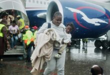 Des ressortissants nigérians rapatriés d’Afrique du Sud descendent d’un avion à Lagos