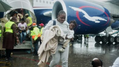 Des ressortissants nigérians rapatriés d’Afrique du Sud descendent d’un avion à Lagos