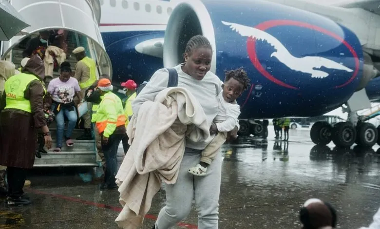 Des ressortissants nigérians rapatriés d’Afrique du Sud descendent d’un avion à Lagos