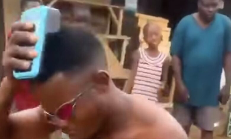 Un homme contraint de danser avec un terminal POS sur la tête au Nigeria