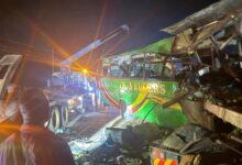 Le bus Opit Travellers et le camion accidentés à Bobi Trading Centre en Ouganda